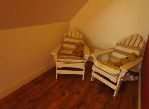 two chairs sitting in a corner of a room at Hof ter Harte in Ypres