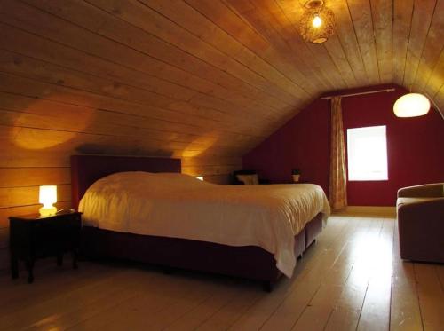 1 dormitorio con cama grande en el techo de madera en Hof ter Harte, en Ypres