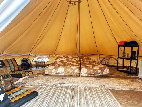 namiot z łóżkiem i kanapą w pokoju w obiekcie Lakeview Glamping w mieście Staro Myasto