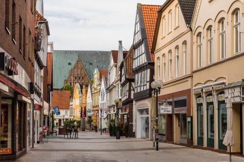 an empty street in an old town with buildings at Thöles*** Am Allerpark Verden in Verden