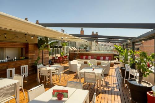 un ristorante con tavoli e sedie su un patio di Hotel America Barcelona a Barcellona