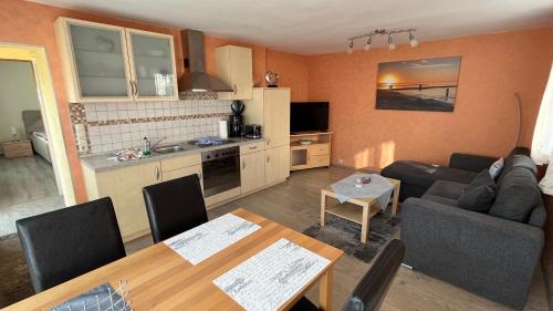 ein Wohnzimmer mit einem Sofa und einem Tisch in der Unterkunft Ferienhaus Elke in Zinnowitz