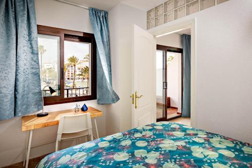 una camera con letto, scrivania e finestra di Marina Real 2434 a Manilva