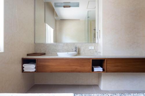 ein Bad mit einem Waschbecken und einem Spiegel in der Unterkunft 水漾月明度假文旅 in Touwu