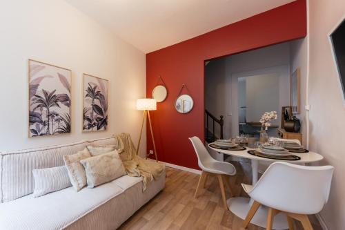 ein Wohnzimmer mit einem Sofa und einem Tisch in der Unterkunft Coquette maison & extérieur in Cognac
