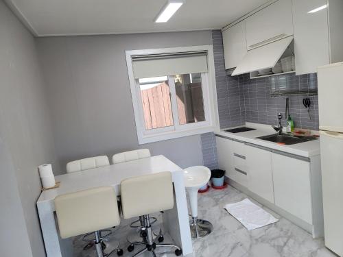 Η κουζίνα ή μικρή κουζίνα στο Leve de Mongdol Pension