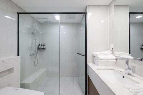 首爾的住宿－Zizel Raonjae full house，带淋浴、卫生间和盥洗盆的浴室
