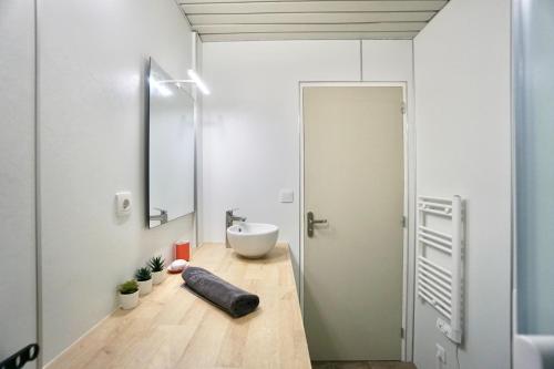 La salle de bains est pourvue d'un lavabo et d'un miroir. dans l'établissement Heol * plage à 100m*, à Larmor-Plage