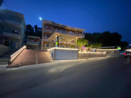 帕爾加的住宿－愛奧尼亞海濱瓦爾多斯酒店，街道边有灯的建筑物