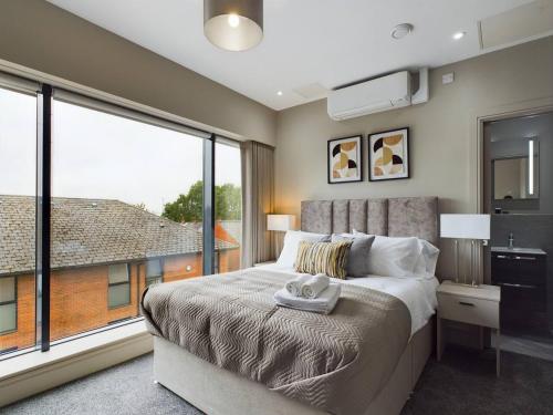 1 dormitorio con cama grande y ventana grande en Adelaide Apartment on Lisburn Road by Lesley, en Belfast
