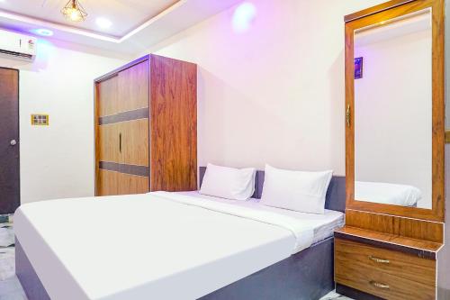 浦那的住宿－FabHotel Classic Square，一间卧室配有两张床和镜子