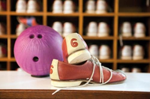 a pair of shoes and a purple ball on a table at Hotel De Schildkamp in Asperen