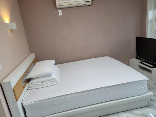 Ένα ή περισσότερα κρεβάτια σε δωμάτιο στο Leve de Mongdol Pension