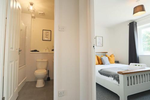 Habitación blanca con cama y aseo en 2 Bedroom house in Bradley Stoke- Hopewell, en Bristol