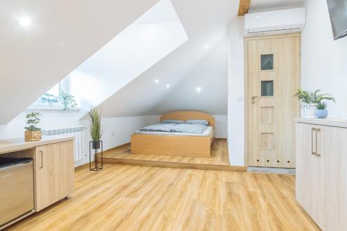 a bedroom with a bed in a attic at Pietro Pokoje B&B Czarna in Czarna