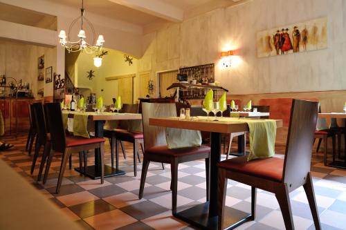 restauracja ze stołami i krzesłami w pokoju w obiekcie HOTEL RESTAURANT CORTIE w mieście Thuir