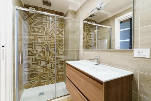 トラーニにあるScaringi Central Apartmentのバスルーム(シンク、シャワー付)