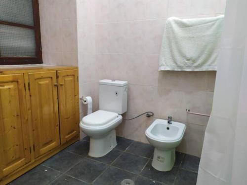 een badkamer met een toilet en een wastafel bij Cozy Room in Plateau in Praia