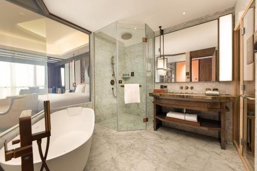 y baño con bañera, ducha y lavamanos. en CYNN XANADU Hotel Chengdu en Chengdú