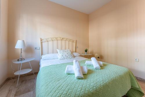 een slaapkamer met een bed met 2 kussens erop bij MalagaSuite Costa Sol Oasis in Torremolinos