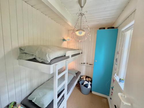 Ένα ή περισσότερα κρεβάτια σε δωμάτιο στο Cozy child-friendly house