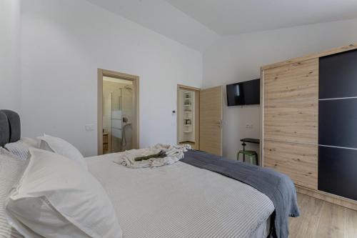 una camera con un grande letto e una parete in legno di Villa Zani in Loborika - Haus für 6-7 Personen a Loborika