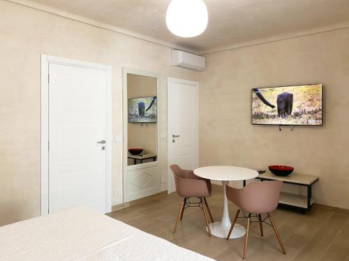 a dining room with a table and chairs in a room at La casa di Irene - Suites con vista in Ragusa
