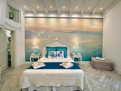 um quarto com uma cama com um quadro na parede em La Casa Di Ada E Gigi Vacanze em Porto Cesareo