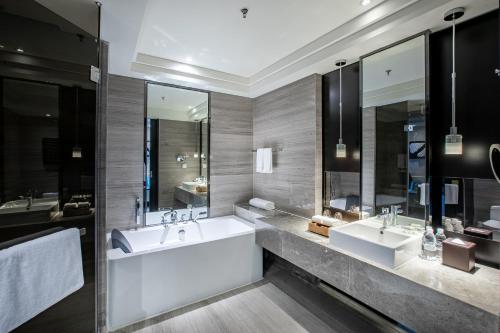 Bilik mandi di Renaissance Guiyang Hotel