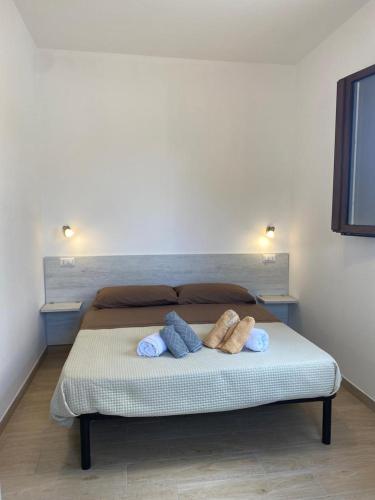 un letto in una stanza con due asciugamani di Medusa Apartment a Tropea