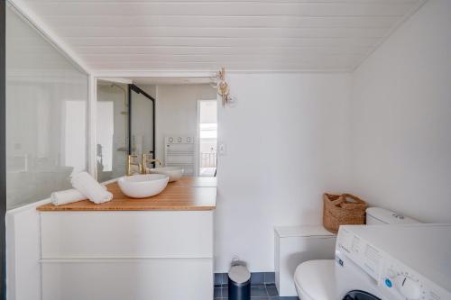 une salle de bain avec deux lavabos et un miroir dans l'établissement Les Toits - Location Moyenne Durée - Centre, à Bordeaux