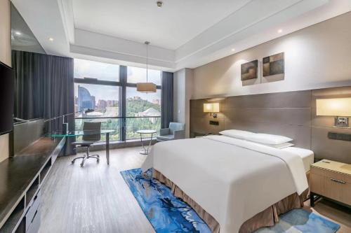 Ένα ή περισσότερα κρεβάτια σε δωμάτιο στο Renaissance Guiyang Hotel