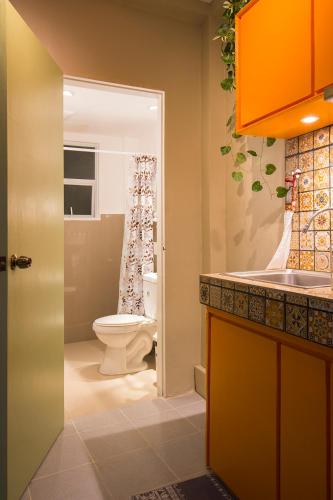 塔克洛班的住宿－Santa Cruz Garden，一间带卫生间和水槽的浴室