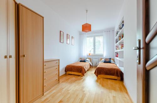 - une chambre avec 2 lits et une fenêtre dans l'établissement Morena, à Ełk