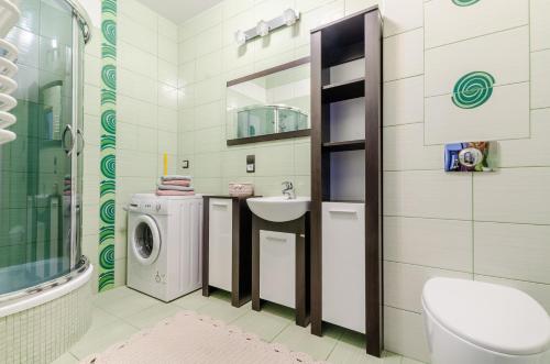 La salle de bains est pourvue d'un lave-linge et d'un lavabo. dans l'établissement Morena, à Ełk