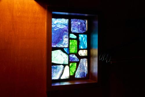 a stained glass window in a room at Nasu YUU - 那須 悠- in Nasu-yumoto