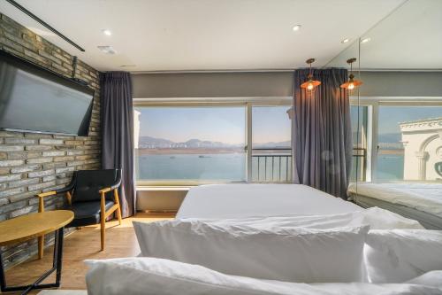 TV a/nebo společenská místnost v ubytování JK Hotel