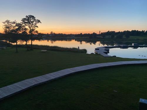 een uitzicht op een meer bij zonsondergang met een loopbrug bij Danhostel Thorhallen Jels in Jels