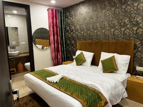 um quarto com uma cama grande e uma casa de banho em Roomquet comfort inn em Allahabad