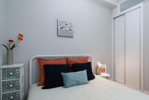 Host Wise - Modern Flats with Stunning Terrace or Balcony - Central Location