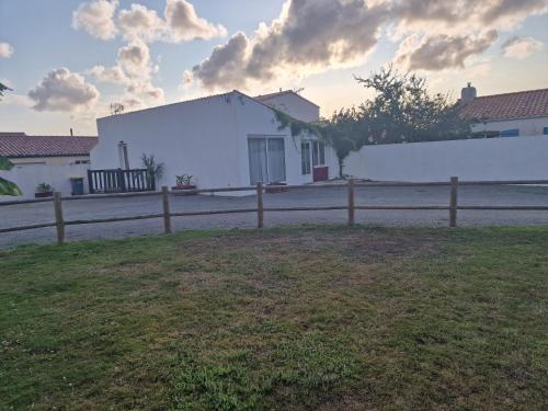 une clôture devant un bâtiment blanc dans l'établissement les gites de la Bellezza, à Bois-de-Cené