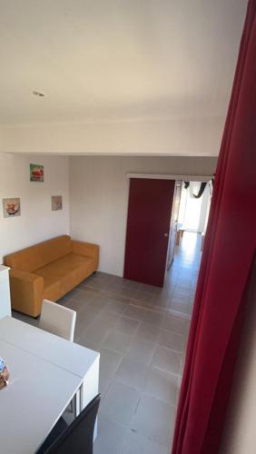 un salon avec un canapé et une table dans l'établissement les gites de la Bellezza, à Bois-de-Cené