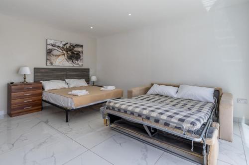 Ένα ή περισσότερα κρεβάτια σε δωμάτιο στο Studio Penthouse 51 with side sea views at the OLO Living guesthouse