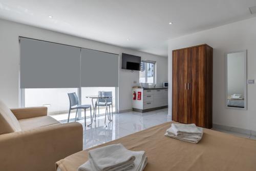 Μια τηλεόραση ή/και κέντρο ψυχαγωγίας στο Studio Penthouse 51 with side sea views at the OLO Living guesthouse