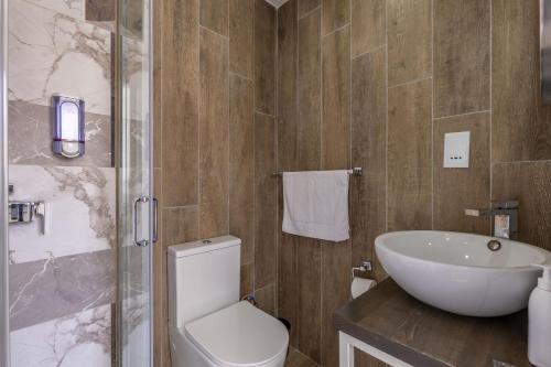 Ένα μπάνιο στο Studio Penthouse 51 with side sea views at the OLO Living guesthouse