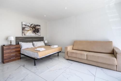 Χώρος καθιστικού στο Studio Penthouse 51 with side sea views at the OLO Living guesthouse