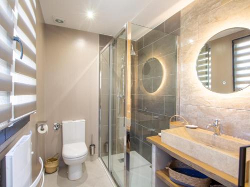 une salle de bain avec toilettes, lavabo et douche dans l'établissement Charmant studio avec jardin privatif au cœur de la Dordogne - FR-1-616-329, à Coly