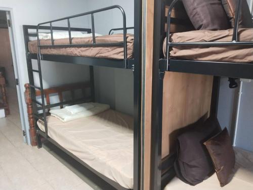 Ένα ή περισσότερα κρεβάτια σε δωμάτιο στο Fueangfu Home Hostel