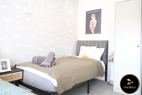 a bedroom with a bed and a wall with stars at Bee Stays - Ambleside House in Warrington