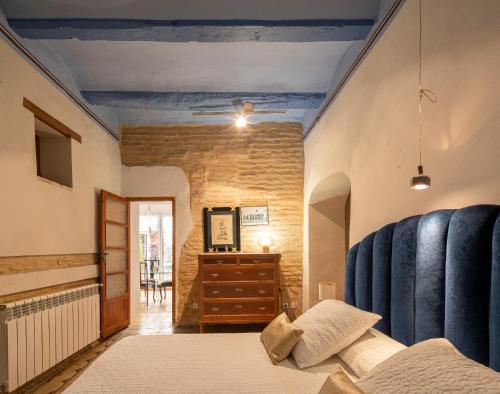 a bedroom with blue chairs and a bed and a dresser at Casa Mediterránea - Quart de Poblet in Cuart de Poblet